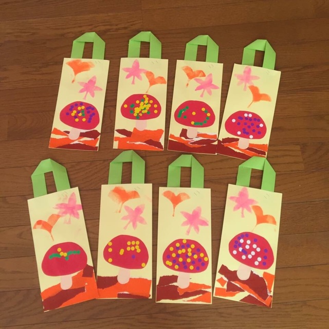 今年の千歳飴袋 ０歳児 はライオンとウサギのはじき絵にしました！ 乳児さんらしくひらがなで『ちとせあめ』と書いてみました！帯のところに名前を書いて完成です！ 子どもたちに保護者の方にも可愛いと喜んでもらえましたー！！保育園幼稚園七五三千歳飴