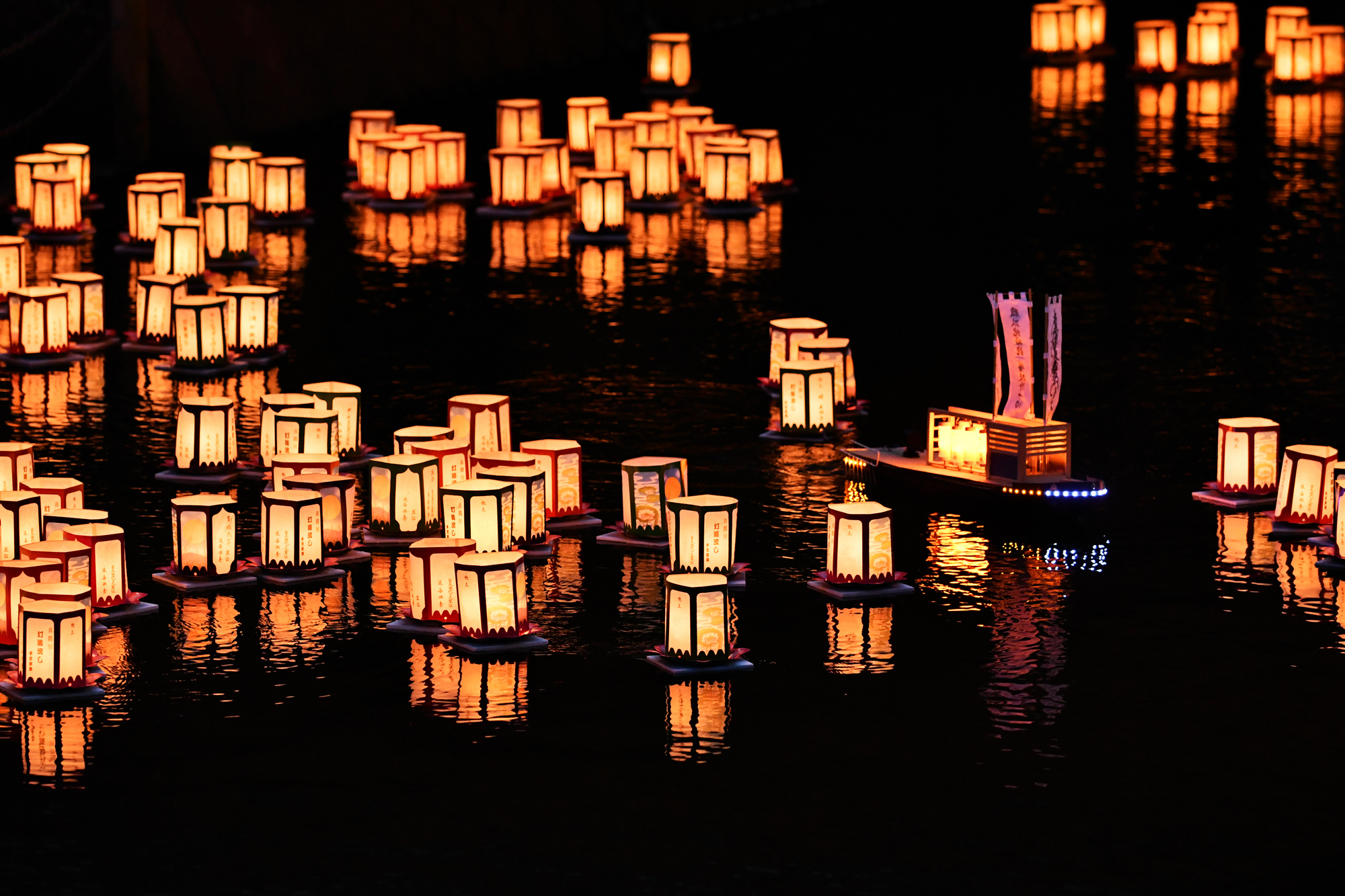 ◇◇幻想的な夏の風物詩 流灯会開催◇◇ 寛永寺も加盟している下谷仏教会が主催する、毎年恒例の灯籠流し 流灯会 りゅうとうえが7月17日 木 19時より不忍池辯天堂で開催されます。流灯会では、不忍池にて僧侶が皆様の大切な方への追悼、日々の感謝、未来への願いを