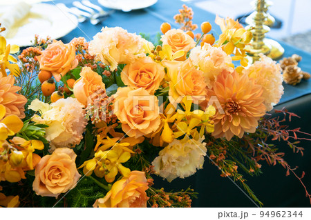 テーブルコーディネートꕤ*.ﾟ＊ オレンジ色やピンク色の 色鮮やかで可愛らしい テーブルコーディネートです♡ ＊華やかな色味のお花とクロスを使って優しい雰囲気もプラスされています⁎⁺˳✧༚ ＊ Happy Wedding💍wedding結婚式広島 結婚式marriottsheraton