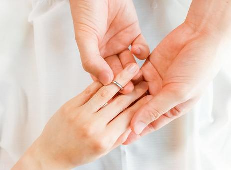 ギフトボックスのアイコンで結婚指輪。プロポーズのサインです。ベクターイラストのフラットデザイン。」のベクター画像素材 ロイヤリティフリー2155482289Shutterstock