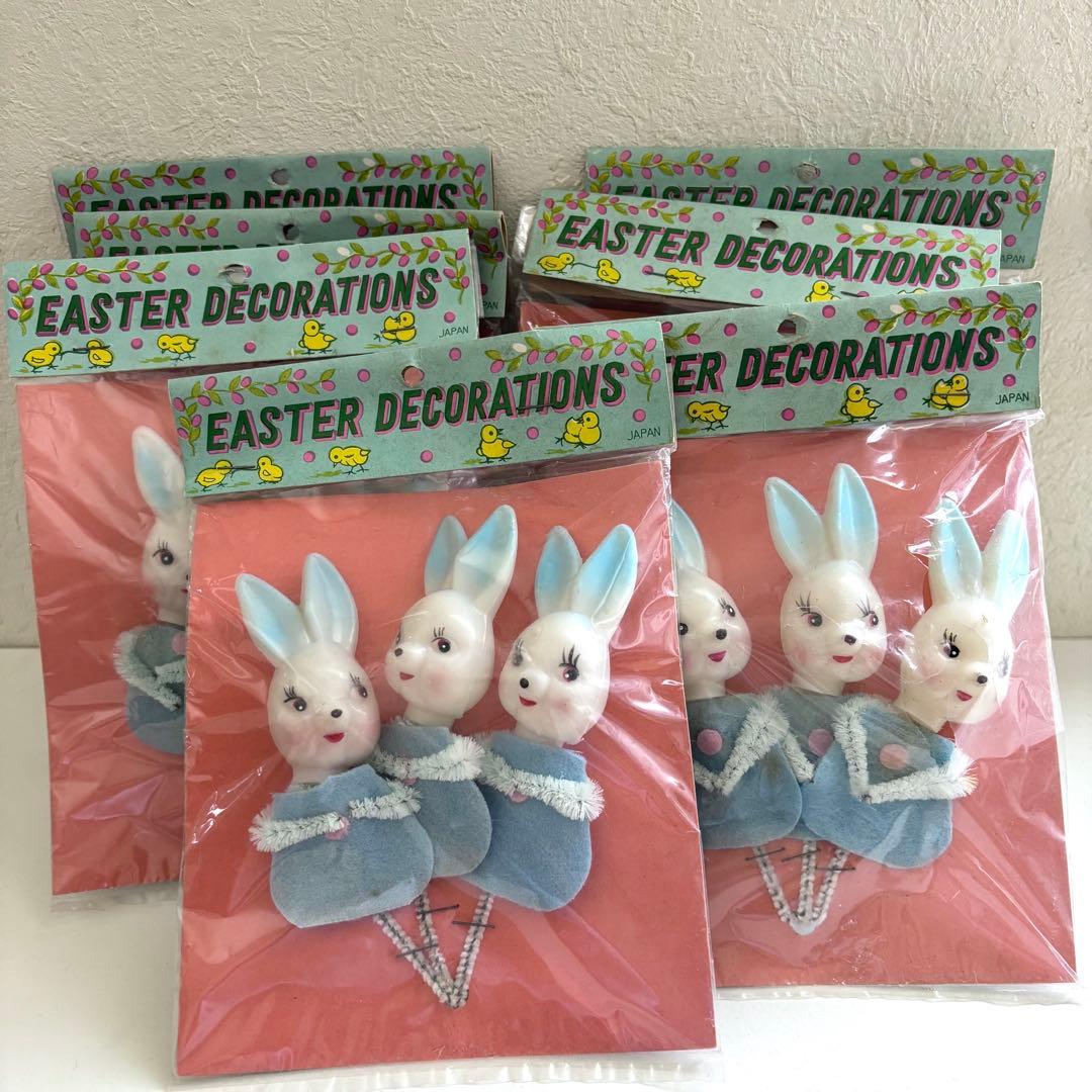 集めたイースターエッグのバスケットを持つイースターバニ