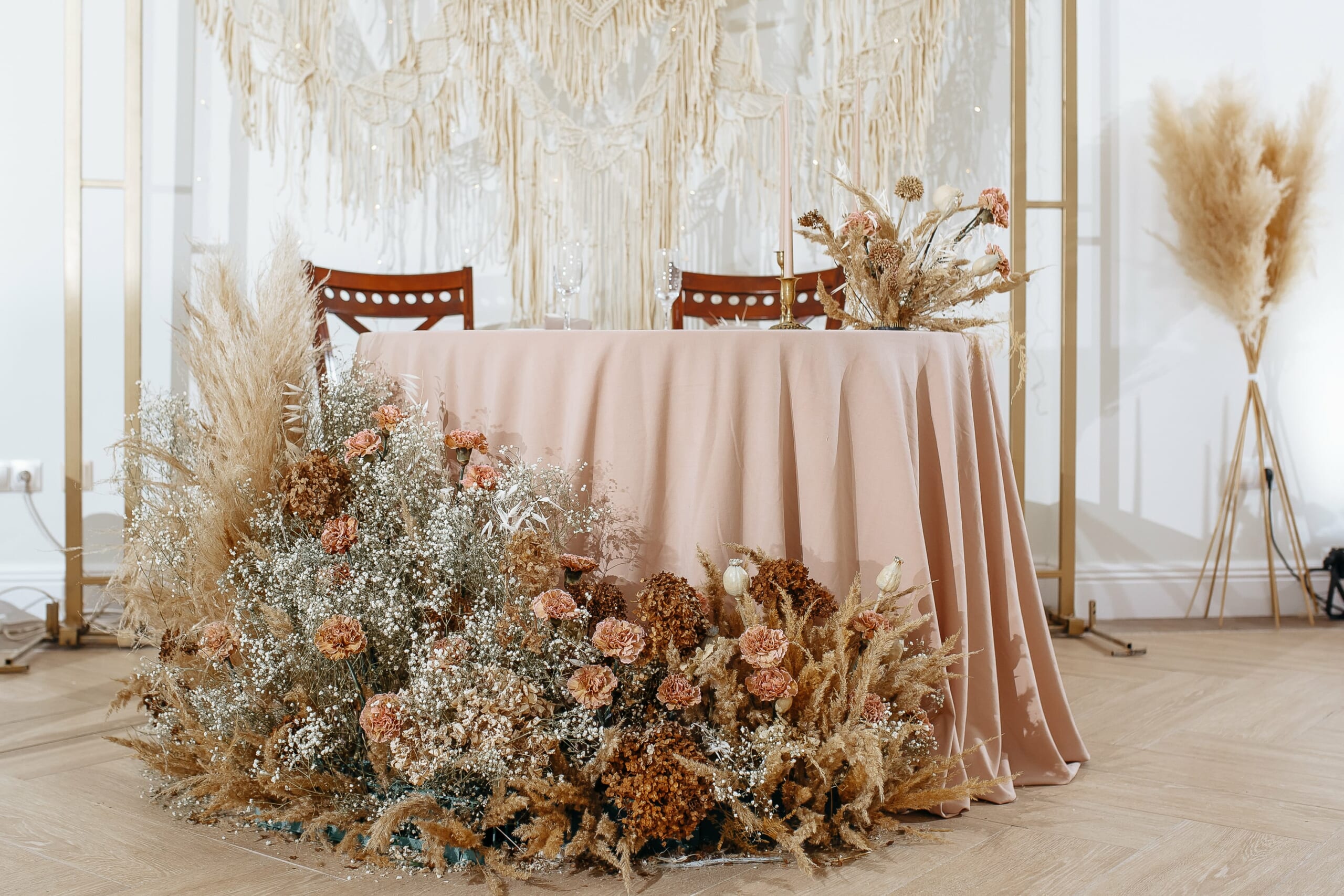 新郎新婦のメインテーブル高砂のおしゃれなコーディネートアイディア14選First Film ファーストフィルム結婚式 のエンドロール・ムービー撮影