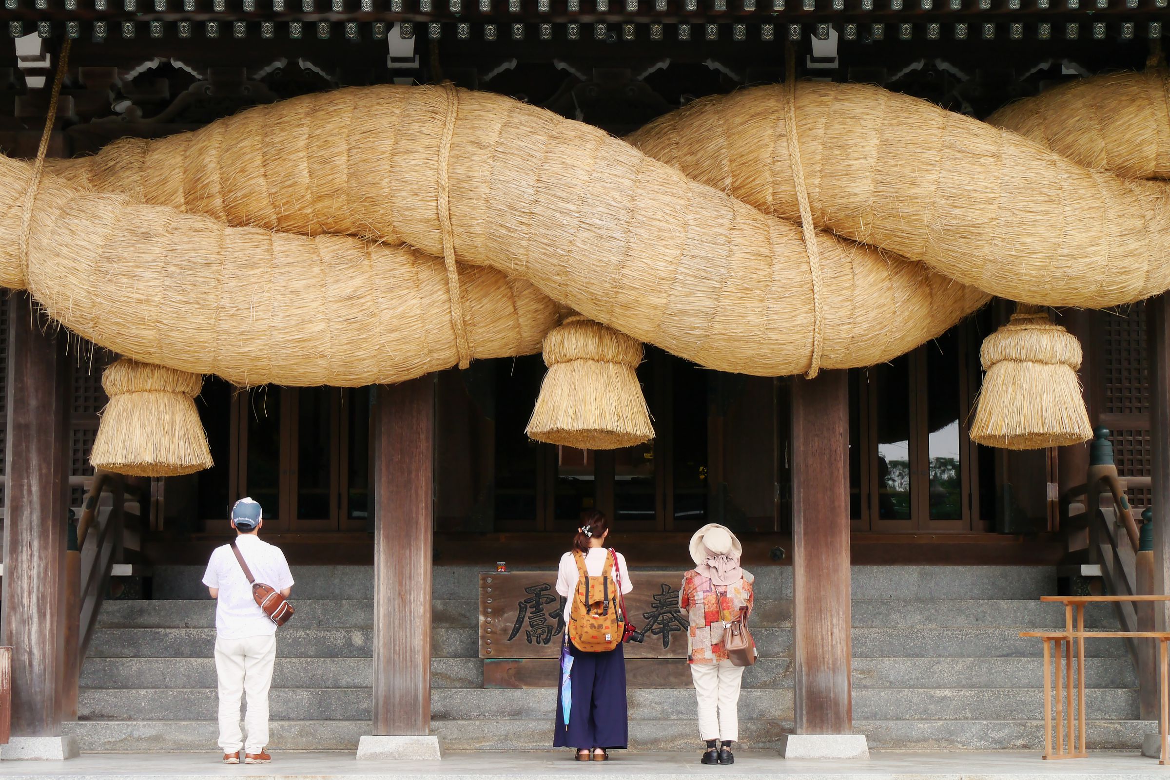 出雲大社の神楽殿と大しめ縄 26105016180 の写真・イラスト素材アマナイメージズ