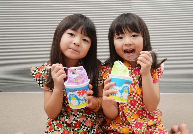 2歳児 8月にピッタリ！ 夏らしいうちわの製作アイディア5選保育士を応援する情報サイト 保育と暮らしをすこやかに ほいくらし