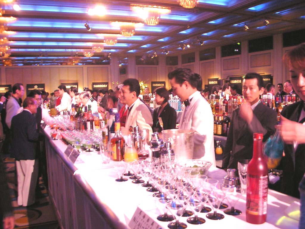 カウンターに並ぶ沢山のグラスに入った飲み物。カクテル,パーティー,会合,宴のイメージの写真素材FYI05125832ストックフォトのQlean Market キュリンマーケット