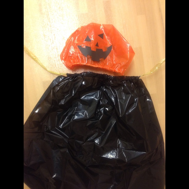 さくらんぼ組🍒 0歳児ハロウィンごっこをしました👻🍬 さくらんぼ組はカラーポリ袋で作ったかぼちゃの衣装を着ました🎃 衣装を着るのを嫌がってしまう子もいましたが、シャカシャカ音が鳴るのを喜ぶ子もいましたよ💕他のクラスのお兄さんお姉さんが衣装を着て保育室