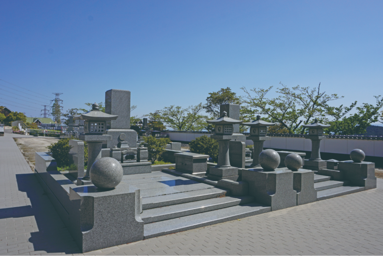 樹木葬のお墓参りの方法は？ 服装や注意点なども解説霊園・お墓の鳳友産業グループ