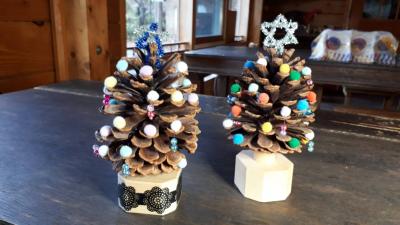 Amazon.co.jp: VEMMIO ミニクリスマスツリー松ぼっくりフェスティバルパーティー新年装飾松ぼっくりクリスマスツリー2個 : おもちゃ