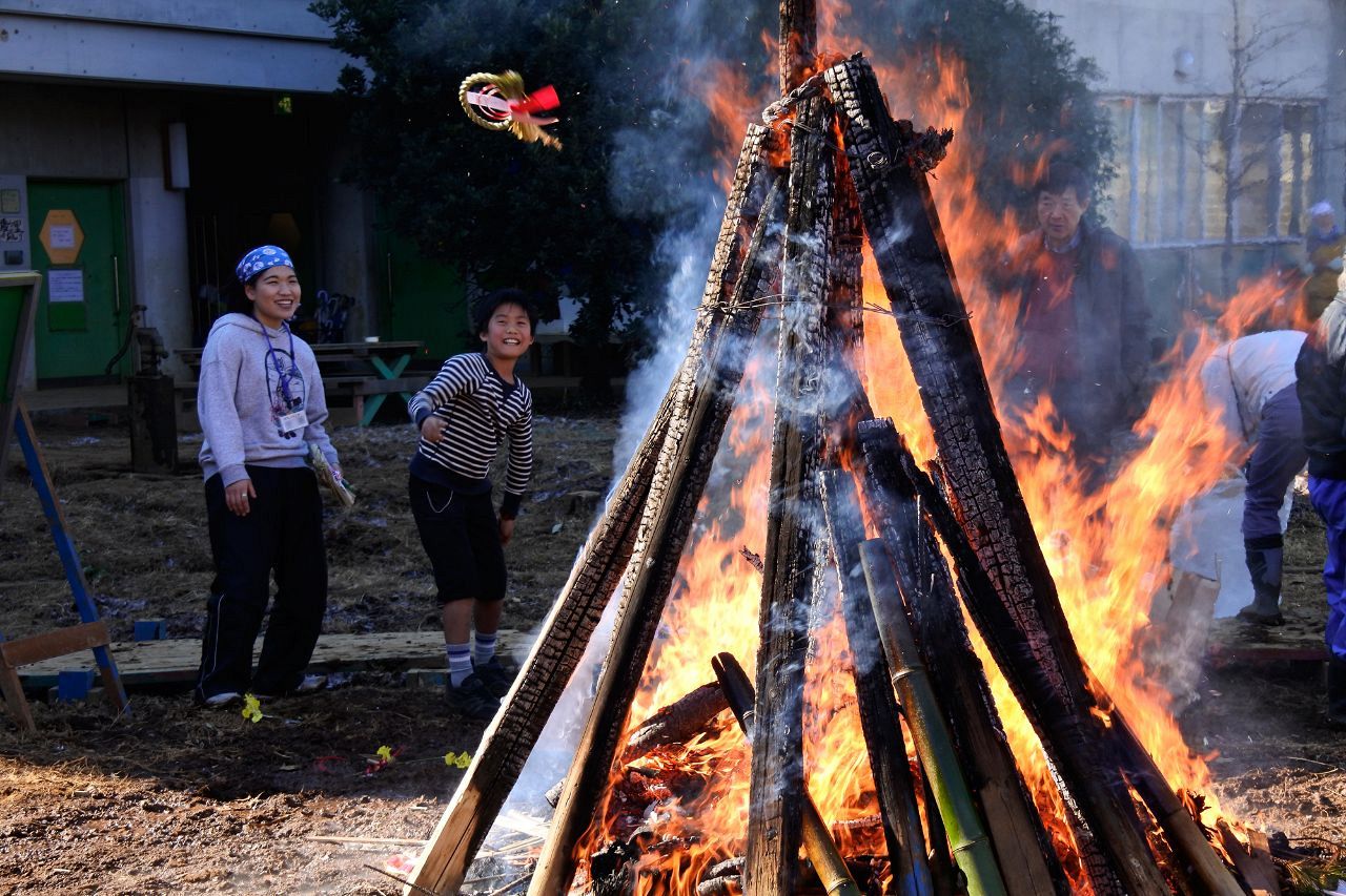 どんど焼き」とはどんな行事？意味と由来、全国の有名などんど焼きを紹介