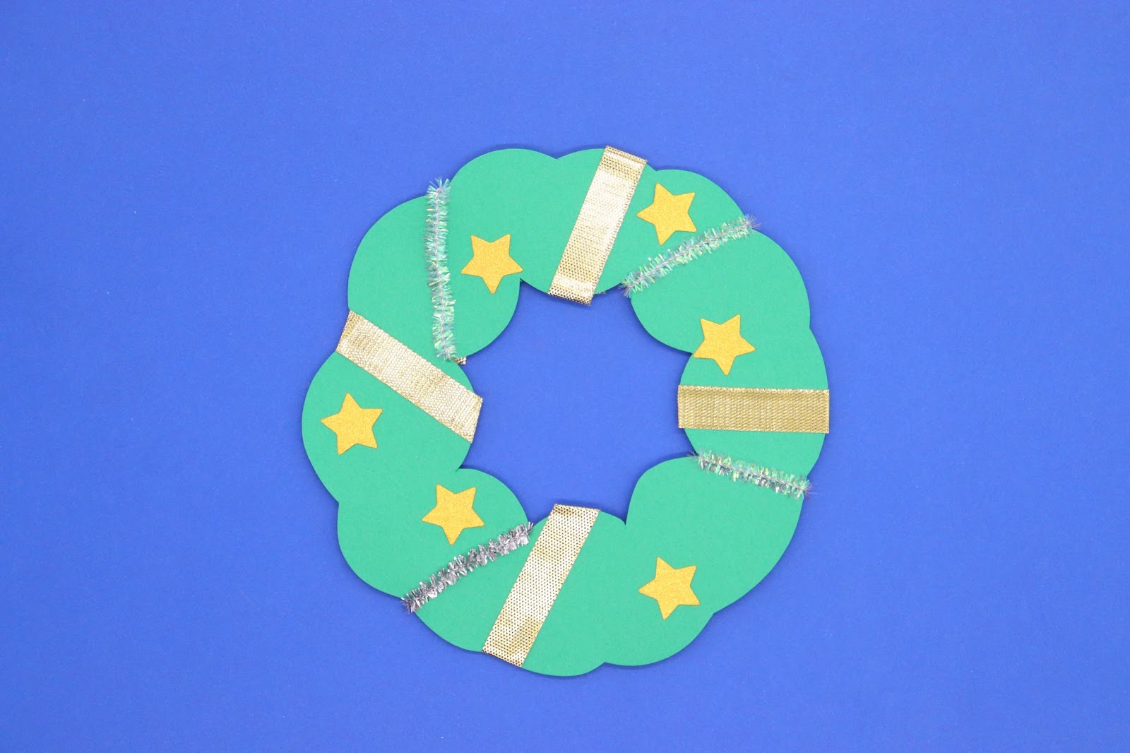 無料ダウンロード型紙で「クリスマスリース」の壁面飾りを作ってみた！ 12月 冬 春 サンタ トナカイ 保育 幼稚園 壁面装飾 製作壁面飾り型紙工房