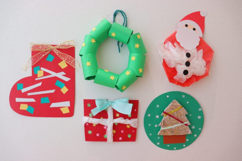 ミニミニクリスマスリース🎄』 モールで可愛いリースを作りました✨ 直径7cm、ブローチやオーナメント、ラッピングなどに🎵YouTubeうえはらかずよで作り方動画公開しました！ ぜひ観にきてね！ ストーリーズから飛べます💫クリスマスリースクリスマスオーナメント