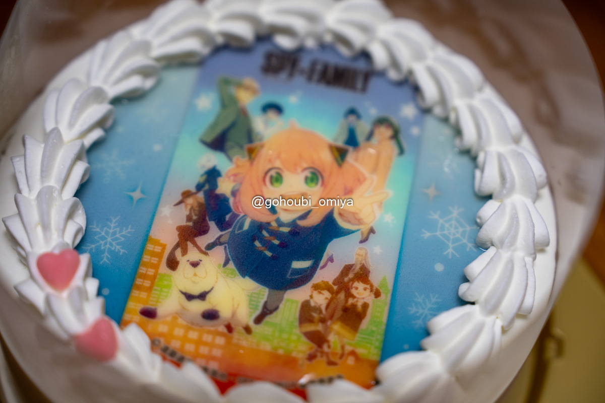 SPY×FAMILY✖️Joyfullコラボキャンペーンのアーニャのわくわくパンケーキプレート🥞 ボリューミーなパンケーキにいちごクリーム🍓とアーニャが好きなナッツ🥜がのって、プレートの周りには彩り豊かなフルーツ🥝🍊🫐、ステラ⭐️型の最中にはいちごソース🍓が入って味変も