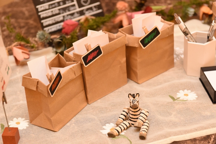 100均商品で作る！ 結婚式演出「ドレス色当てクイズの投票箱」アイデア3選！ - おしゃれな結婚式を綴るコラム ファルベ