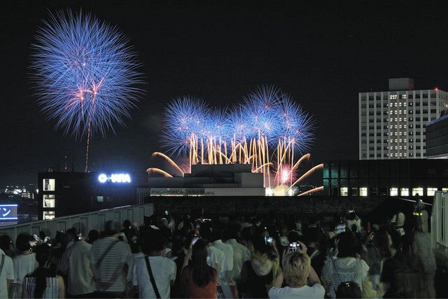 夏の夜を彩る特別イベント「花火クルーズ」を開催します。夏フェスタ美浜2025の打ち上げ花火を、静かで快適な遊覧船デッキからゆったりと鑑賞できる贅沢なクルーズです。申し込みはホームページの専用フォームからお願いします。 応募者多数の場合は抽選になります