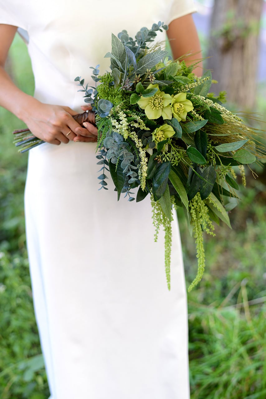 造花 春のブーケ ラナンキュラスとクリスマスローズ ラナンキュラス クリスマスローズ チューリップ スイトピー 花束 光触媒サンフェアリー 飾っていただきやすいブーケ・アレンジメント・造花の販売