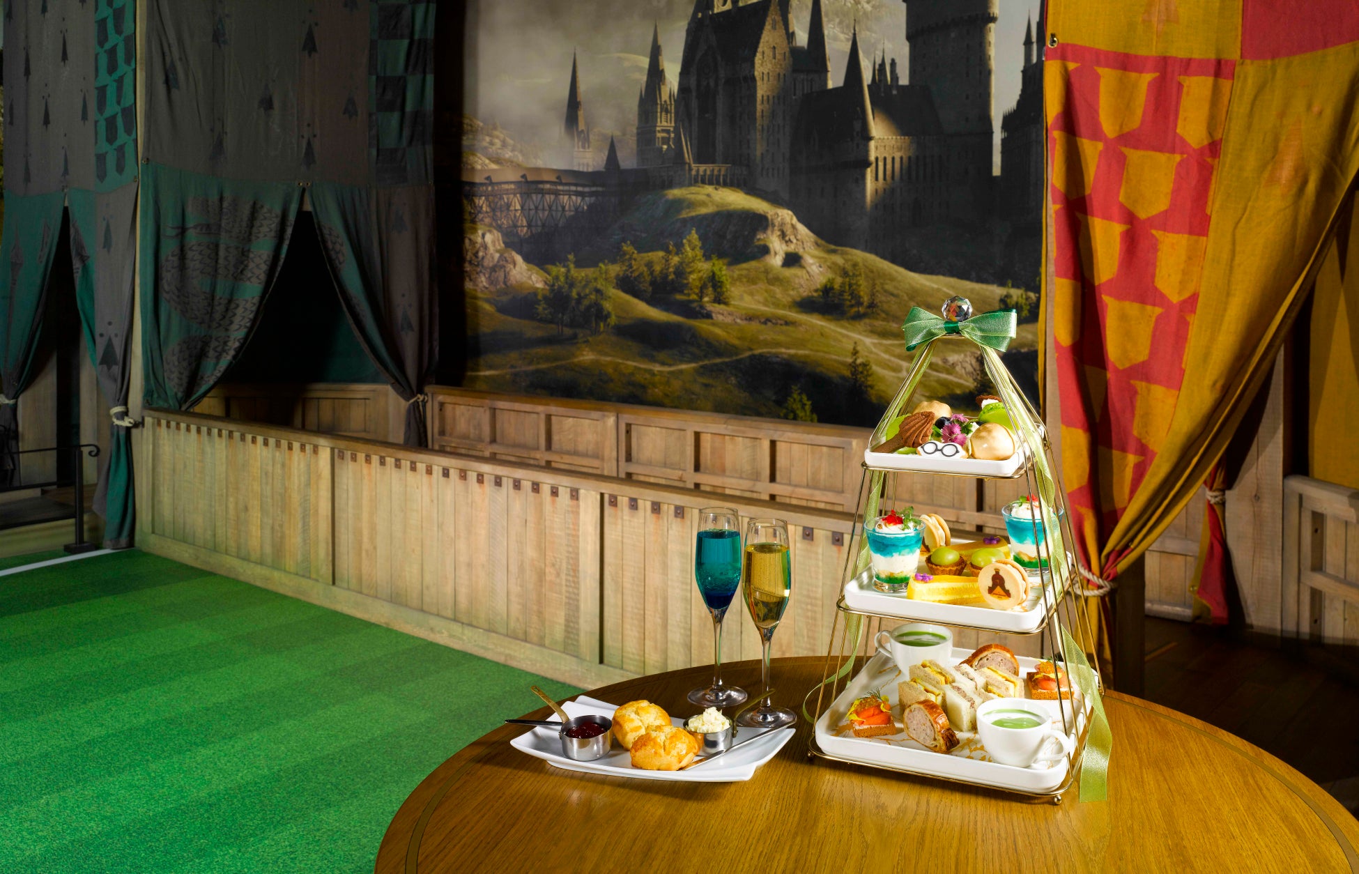 編集部レポ🍽 ワーナー ブラザース スタジオツアー東京の「バックロットカフェ」で「1周年アニバーサリー アフタヌーンティー」が6月16日 日 から7月15日 月 まで期間限定開催🥹🎀💞Nom de plume ノンデプルーム