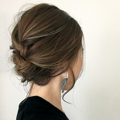 結婚式でハズさない髪型2025マナー＆おすすめヘアアレンジ53選 - IKINAイキナ