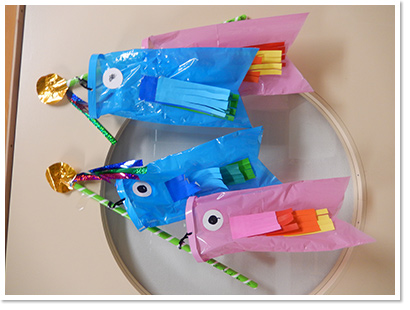 空までとんでけ！こいのぼり〜傘袋で作るこいのぼり製作〜保育と遊びのプラットフォーム ほいくる