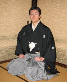 成人式 男 袴レンタル mo085s 紋付袴フルセット 男性着物 羽織袴 メンズ 正月 １月 人気 かっこいい モダン 緑ぼかし慶び黒金亀甲袴