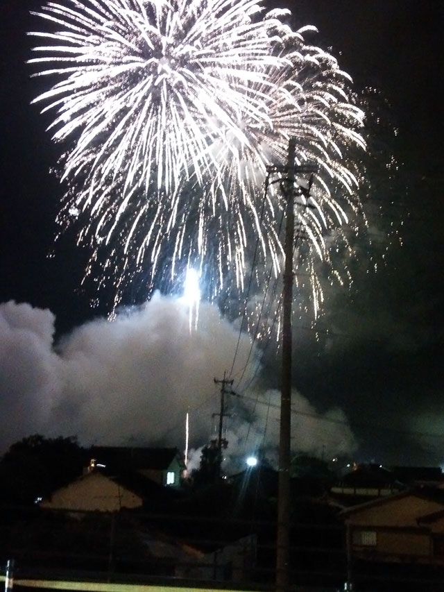 山鹿灯籠まつり「千人灯籠踊り」淡い光ゆらめく 「金灯籠」を頭に載せた浴衣姿の女性が優雅な踊り：地域ニュース : 読売新聞