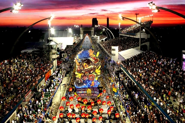 リオのカーニバルに数万人 ブラジル 華麗なパレードを披露 - 世界日報DIGITAL