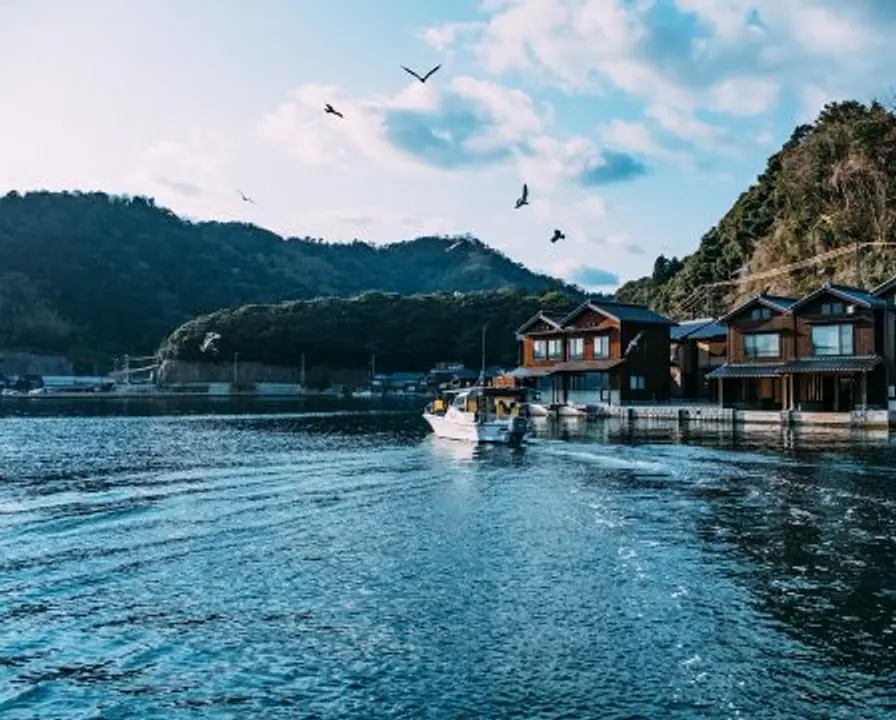 2020京都伊根町「伊根花火大会」は海に浮かぶ観光船から眺める花火が最新スポット！ - 2020京都 納涼床と七夕祭りと花火 大会の最新スポットと観光スポット