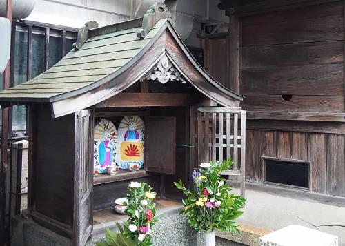 お地蔵さんに手を合わせてはいけないって本当？拝み方やお地蔵さんがある場所の意味は？ - 当たる占いセレクション