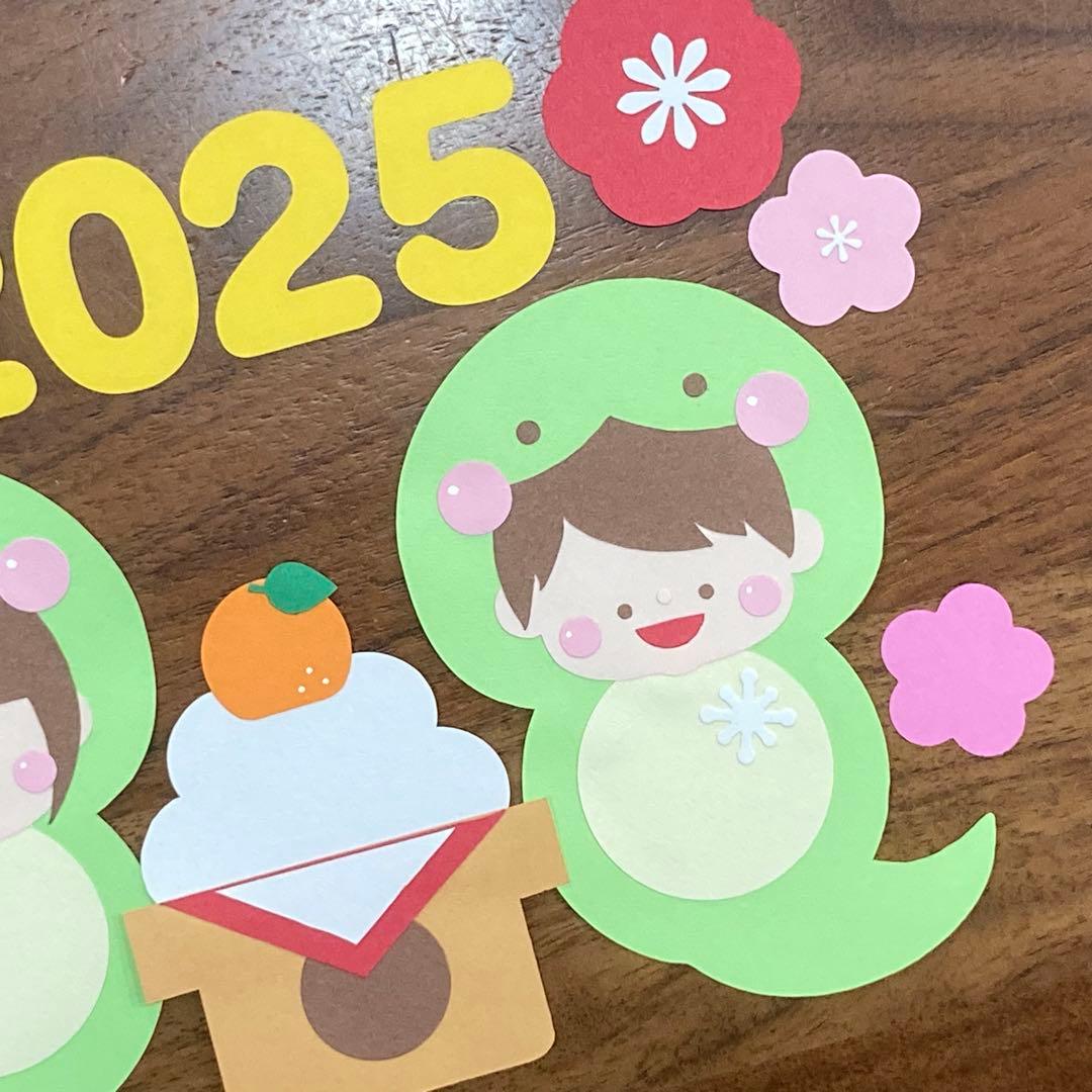 きりんのちょきちょきショップ✧︎*。販売中の作品の紹介です✧︎*。 🐍🎍 お正月 壁面飾り 🎍🐍お花や帽子を被ったヘビが特徴の、可愛い飾りになっております✧︎*。 メルカリで販売中です。興味のある方はメルカリをご覧ください *ˊ˘ˋ* ｡♪:*⸜ ✿Instagram