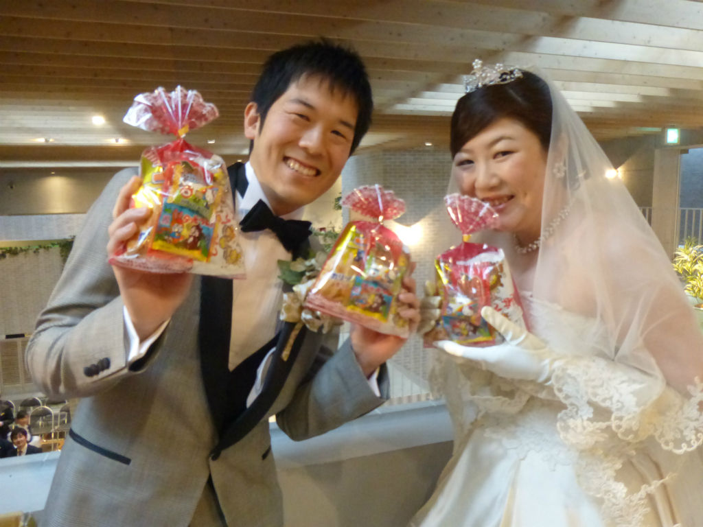 結婚式の演出アイディア♪ ＼お菓子まき でゲストへ幸せのおすそわけ❤️│スタッフブログ│新潟県三条市の結婚式場ピアザ デッレ グラツィエ 公式HP