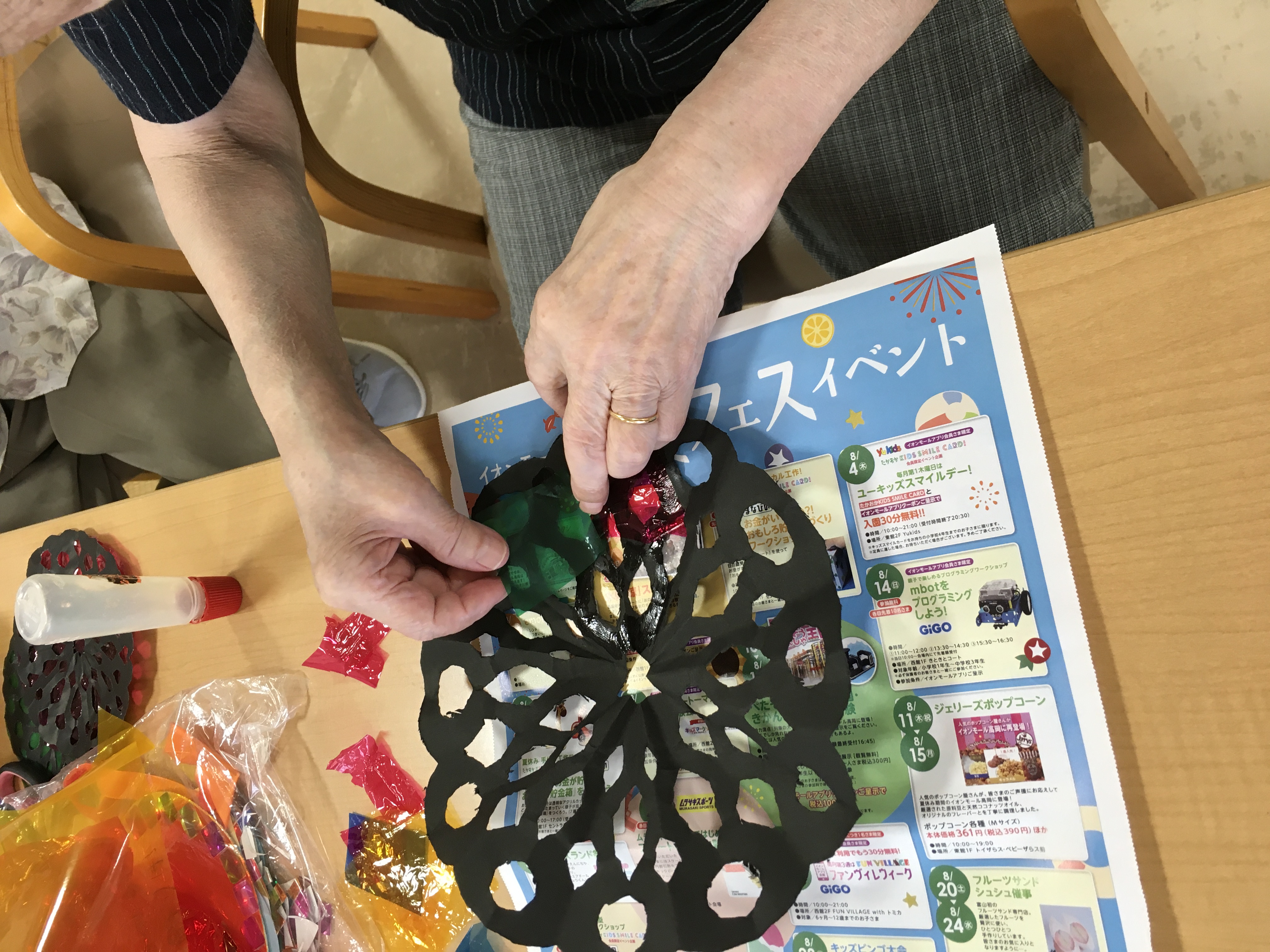 七夕製作「プラスチックカップでつくる七夕かざり」先生のためのページ教育・保育をサポートするオンラインショップ エデュース