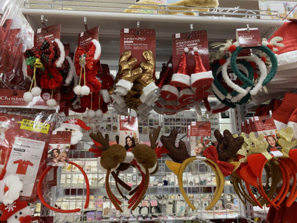 100均 ダイソーのクリスマスグッズ│タペストリー、オーナメントなどゆる育ライフ
