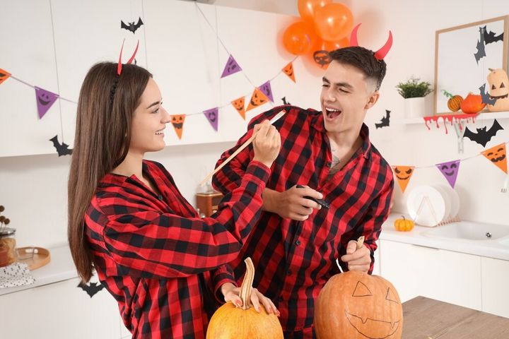 お似合いですか？🌸 恥ずかしいだろうにメイク一緒にしてくれる優しい彼のおかけで楽しめた！ありがとう☺️ ごはんバーミアン食べて都内お散歩しただけ。でもそういう時間がなんか幸せなのはなぜ。 ハロウィン今年はみんななにしたの？🎃ハロウィン仮装 カップル 2024