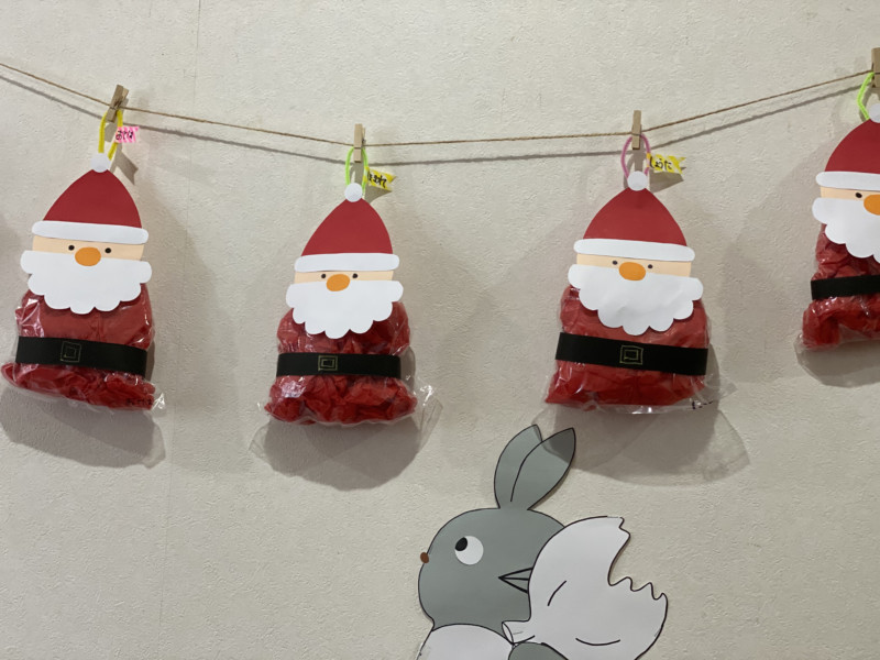 いちごと生クリームで作るいちごサンタをイメージして作りました❤️ ダイソーの5色セットのフェルトを使うと色違いができて並べたときにかわいいです。レッド系とピンク系カラーの2袋の中から4色選んで作りました。 youtubeで作り方を紹介しているのでよかったら作って