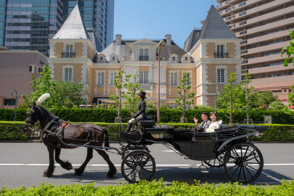 ホテルメインエントランスでのランドー馬車とのショットは ドレスが映えるウェスティンならではの1枚。ウェスティンホテル東京ウェスティン花嫁ホテルウェディングホテル婚花嫁クラシカルウェディング2025秋婚2025春婚 結婚式演出 結婚式フォト 式場探し