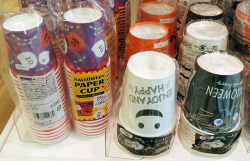 100均のハロウィン紙コップずっと使わずに飾ってたけど やっと使う日が来た♪