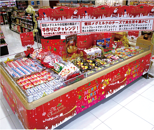 2024クリスマスディスプレイ 😃😃 ・クリスマスコーナー を 展開してみました😊 店内の飾り付けは マスターちゃん☺️いつもありがとう☺️☺️☺️☺️ ・ 大満足💯💮 ・ 6枚目のサンタ さんは @babachop224 ちゃんから以前頂いたのを保管してました