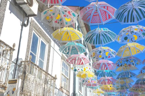 アゲダの傘祭りのイラスト – フリーイラスト素材集 KuKuKeKe