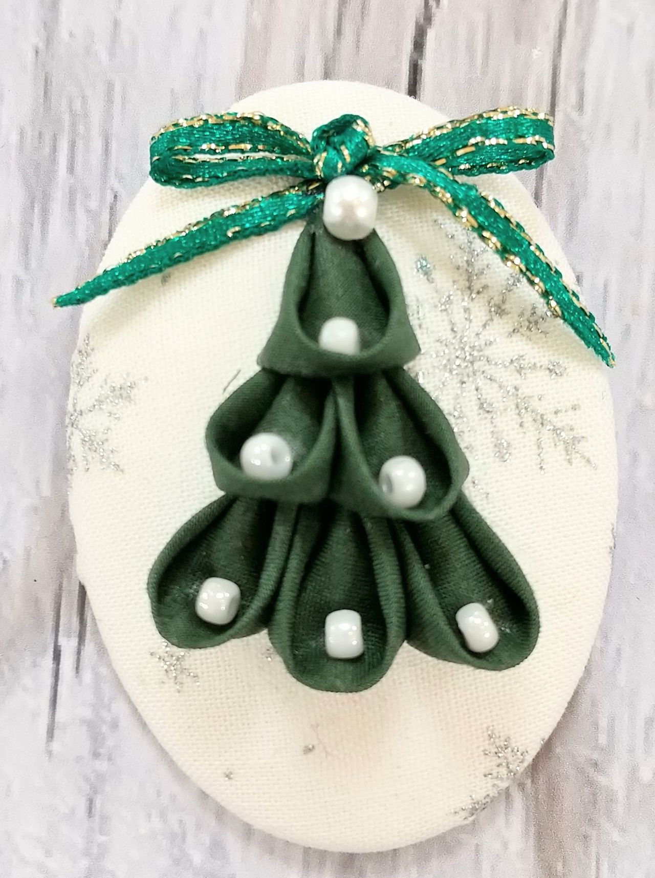 ビーズ刺繍のブローチ☆クリスマスツリーiichi 日々の暮らしを心地よくするハンドメイドやアンティークのマーケットプレイス