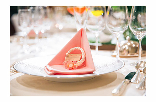 結婚式のナプキンで華やかさを演出！おしゃれな折り方やアレンジは？結婚ラジオ結婚スタイルマガジン