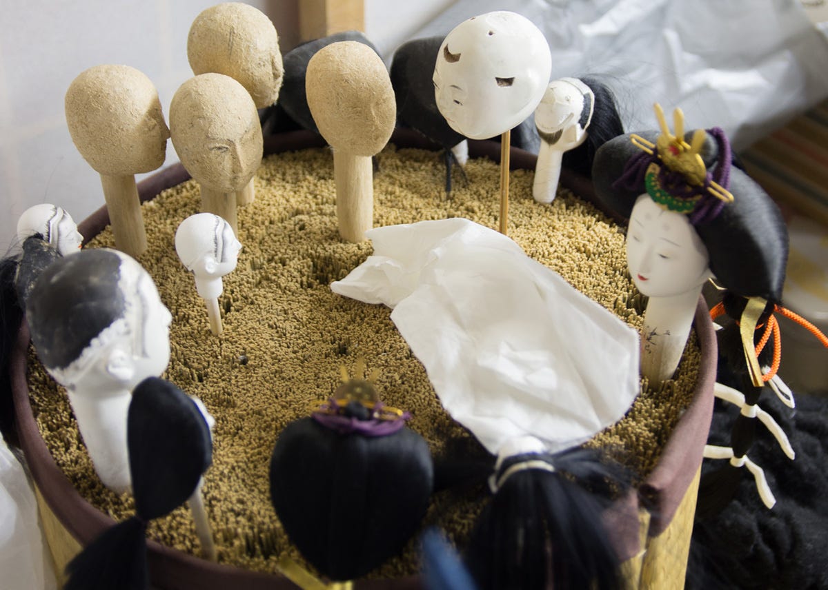 お雛様とお内裏様の位置の意味って 知っていますか？🎎 日本はもともと左が位が上でした 昔は男尊女卑だったため 男性👨🏻‍🦰が位が上で男性が左女👩🏻‍🦰は男の右でした 明治天皇が即位した際に 海外🛩との付き合いが頻繁になり 国際社会になってきたため 海外に合わせ