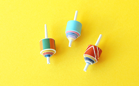 手作りで楽しむお正月の遊びアイデア！ 簡単・福笑い・コマ・おもちゃ保育士くらぶ