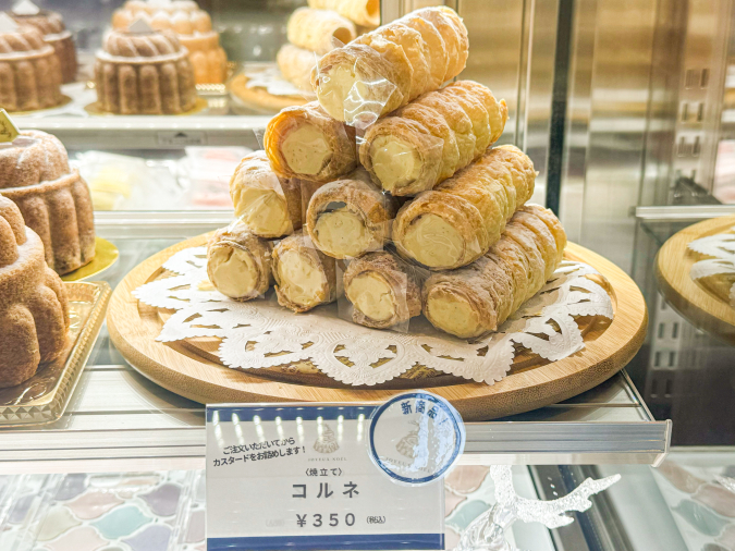 雪の男に対してジョワイユ ノエルの写真素材・画像素材 Image 42613749