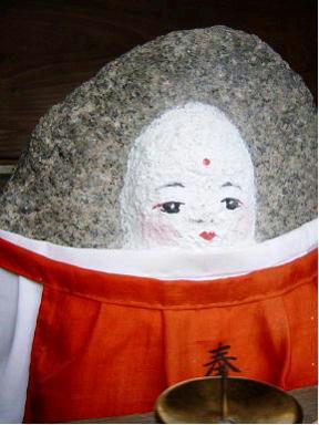 京都市内では今日・明日「地蔵盆」を行なう町内が多いです。 私の町内でも今日「地蔵盆」を行いました。本来なら子供中心で行なうのですが、この御時世子供が少なく私の町内では子供ゼロで大人だけで行いました。Facebook