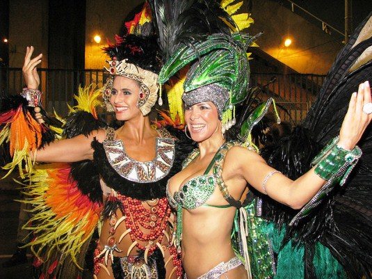 リオのカーニバル＝ヴィラドウロ３度目優勝＝勇壮なバレードで覇を競う南米の鼓動をキャッチ！ ブラジル日報