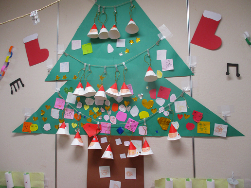 みんなで作るクラスに1つのクリスマスツリー〜手作りクリスマス製作アイデア〜保育と遊びのプラットフォーム ほいくる