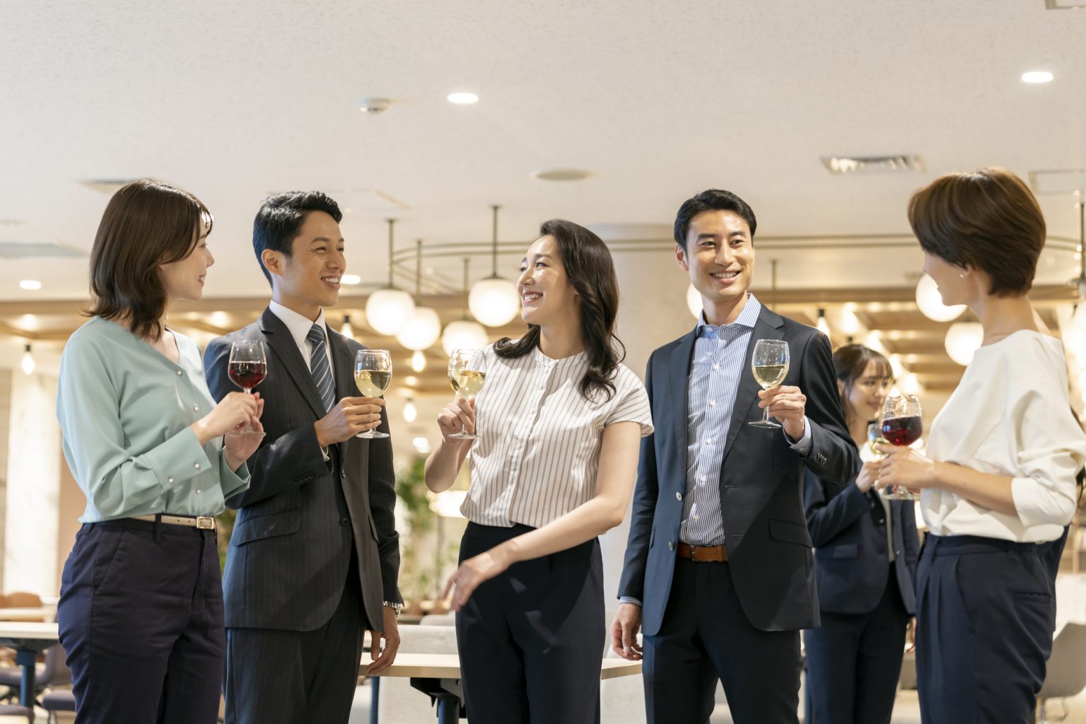 忘年会の挨拶例文12選開会・乾杯・締めの挨拶のポイントなど