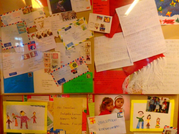 サンタクロース事務局から サンタクロース村をちょこっとご紹介です🎄✨ サンタクロース村 は、北欧フィンランドの北部・ラップランド地方の主要都市ロヴァニエミ市内にサンタクロース村があります🎅 そこはオーロラが美しく輝く、自然の多い村です🍀サンタクロース事務局