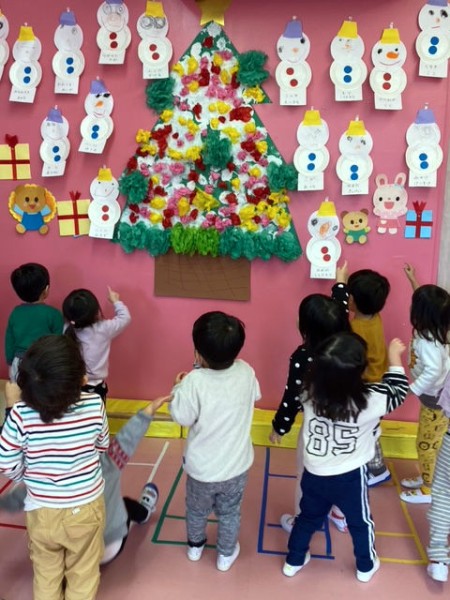 クリスマスツリー製作 ２歳児令和３ 2021 年12月７~13日幼稚園型認定こども園 上谷学園 幸幼稚園西宮市 さちようちえん