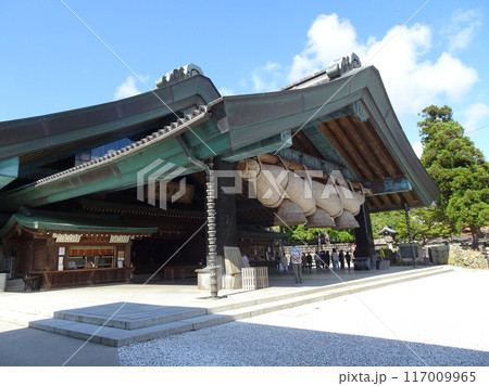 参道の先に夕日が沈む「光の道」で有名な宮地嶽神社へ。日本一の大しめ縄も壮観でした。やりたいことをぜんぶやろう！気ままな人生