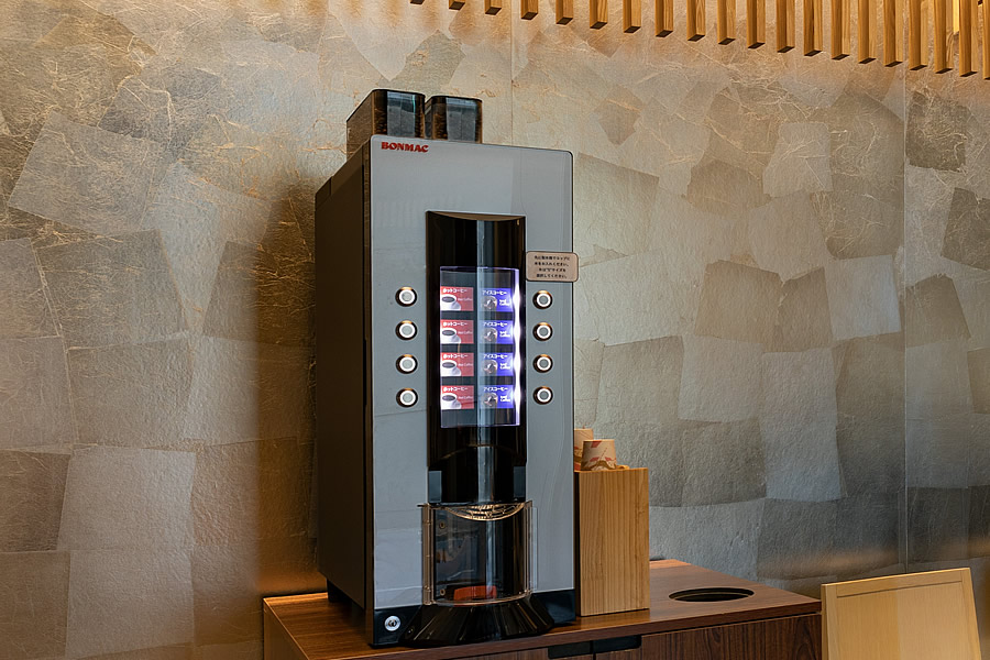 🥂 ウェルカムバーへようこそ！ スーパーホテルPremier秋葉原では、夜のひとときを彩るドリンクをご用意しております。ご宿泊のお客様は無料でお楽しみいただけます✨ お好きなドリンクを片手に、心安らぐ時間をお過ごしください♪ ⸻ 🥂 Welcome to theWelcome Bar! At